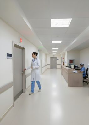 Bir sağlık kuruluşunun kalbi, personeli ile hastası arasındaki o görünmez bağda atar. Acil bir durumda veya basit bir ihtiyaç anında o bağın kopmaması, saniyelerin hayata tutunduğu bir ortamda her şey demektir. Modern sağlık mimarisinin temel taşlarından biri olan Hemşire Çağrı Sistemleri, bu bağı dijital bir güvenceye dönüştürür.